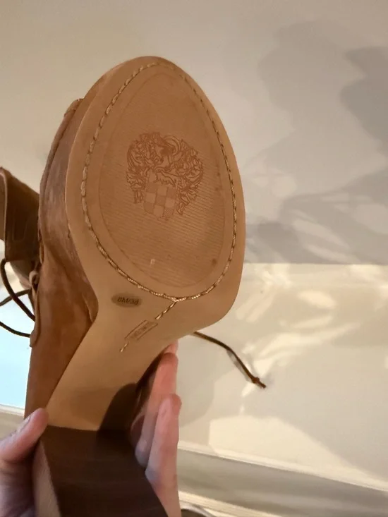 Vince Camuto Suede heels. size 8 - Picture 4 of 7